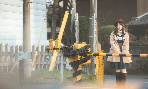 踏切越しに見つめる一目惚れ、ベージュコートの美女