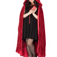 毒リンゴでも食べます？赤マントの仮装女性の写真