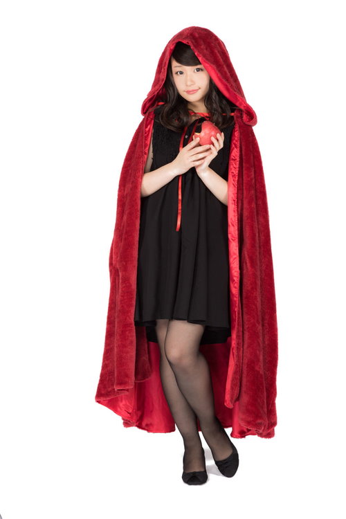 毒リンゴでも食べます？赤マントの仮装女性