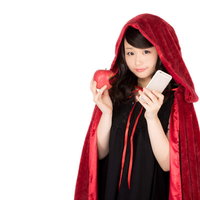 齧った林檎もスマホも欠かせないコスプレ美女の写真