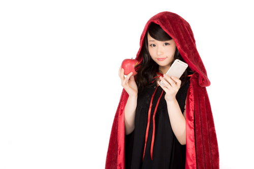 齧った林檎もスマホも欠かせないコスプレ美女