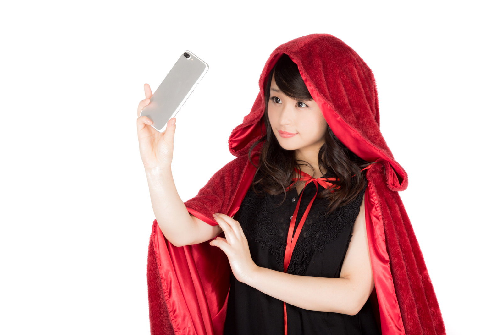 赤いフードの仮装衣装を着てスマートフォンで自撮りする女性［モデル：茜さや］