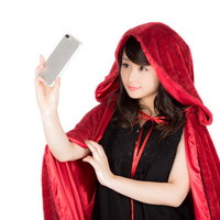 ヴィレバンのハロウィン衣装で自撮りする女性の写真