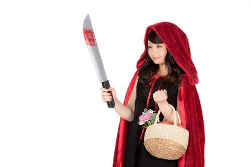 狂気に満ちた笑顔の仮装美女、ナイフとカゴを携えて
