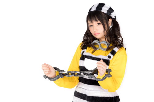 両手を手錠で拘束された囚人美女のハロウィン仮装
