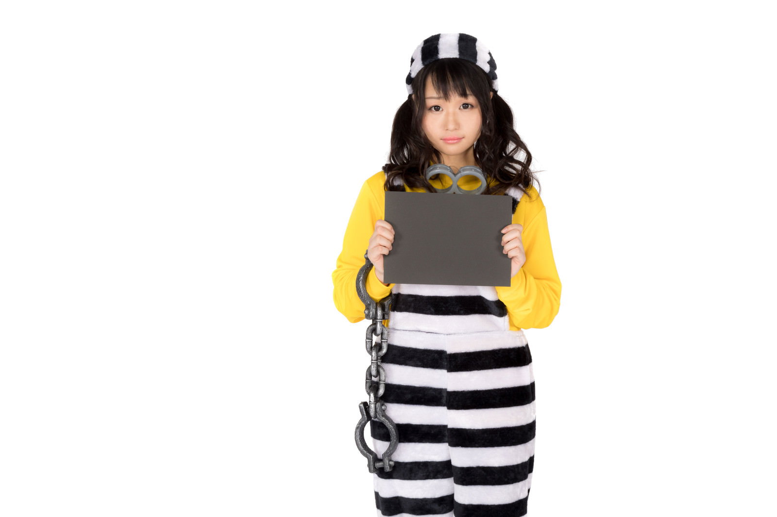 黄色いトップスと白黒ボーダースカートの囚人服コスプレをした女性［モデル：茜さや］