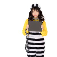 灰色のボードを持った囚人コス女性のハロウィン仮装の写真