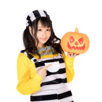 ハロウィンと言えば仮装とかぼちゃのお化け、囚人コスプレの女性の写真