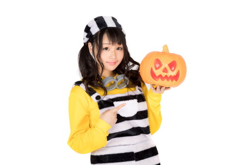 ハロウィンと言えば仮装とかぼちゃのお化け、囚人コスプレの女性