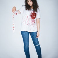 心臓シャツを着てゾンビメイクをしたハロウィン女子のコスプレの写真
