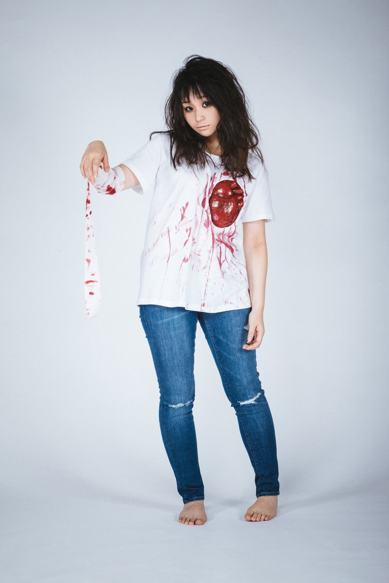 心臓プリントの白いTシャツとジーンズを着た女性がゾンビメイクでポーズ［モデル：茜さや］