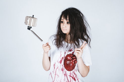 セルフィ棒で自撮りするゾンビ女子のハロウィン仮装