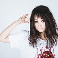 雑菌だらけのスマホを嫌う潔癖ゾンビ女子のコスプレの写真