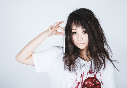 雑菌だらけのスマホを嫌う潔癖ゾンビ女子のコスプレ