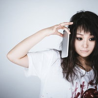 電話恐怖症で病んだ美女のコスプレ姿、過労で疲弊した表情の写真