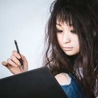 不吉なノートに名前を書き込む美女の写真