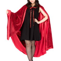 赤いマントを纏ったハロウィン仮装の美女のポーズの写真
