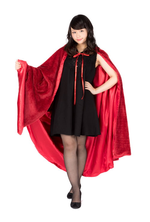 赤いマントを纏ったハロウィン仮装の美女のポーズ