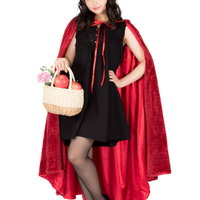 もふもふの赤いマントの仮装美女、黒いドレスとかごバッグのハロウィンコスプレの写真