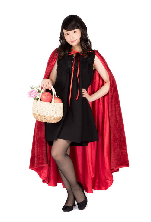 もふもふの赤いマントの仮装美女、黒いドレスとかごバッグのハロウィンコスプレ