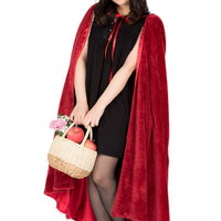 林檎を持っておでかけ仮装美女のハロウィンコスプレの写真
