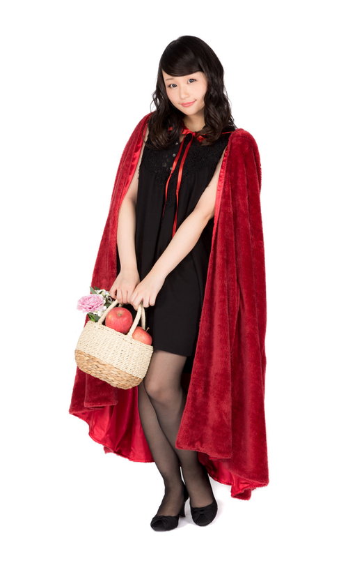 林檎を持っておでかけ仮装美女のハロウィンコスプレ