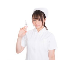 元気になる注射を持つナースの笑顔と医療の信頼の写真