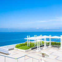 東京湾の晴れた青空と海ほたるの展望デッキで白いワンピースの女性の写真
