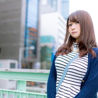 歩道橋の上で待ち合わせ相手を見つめる女子の写真
