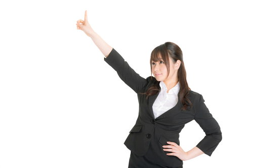 ナンバーワンと指をさすビジネススーツの女性