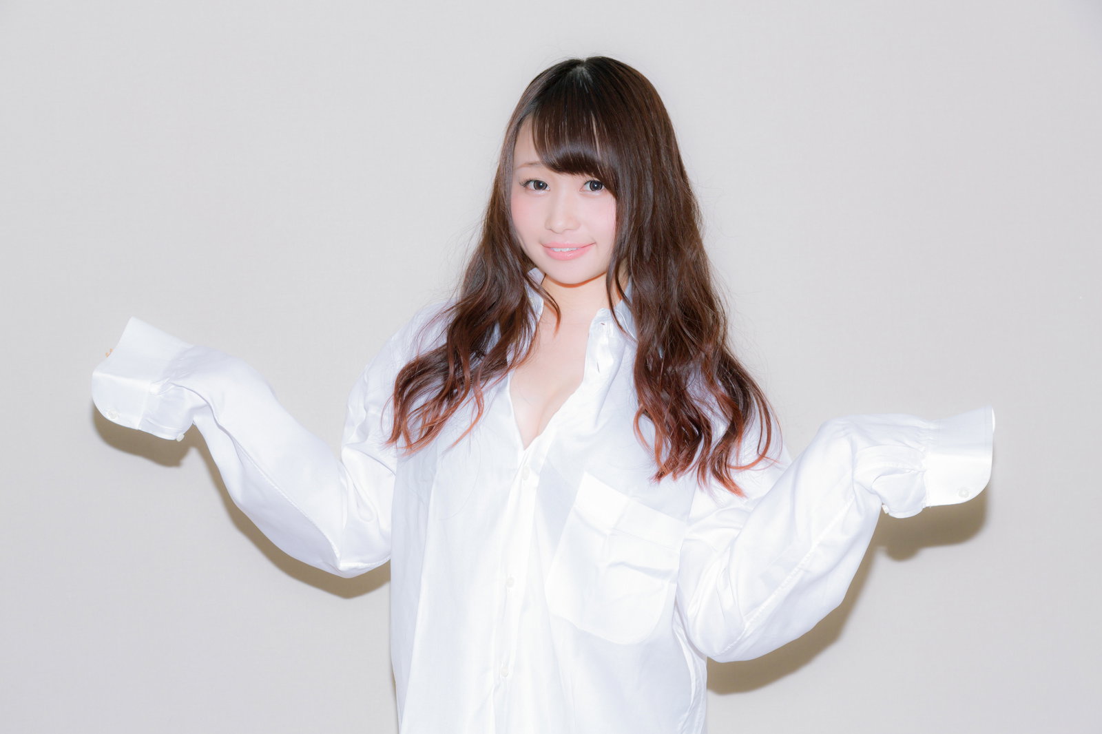 白いワイシャツをダボダボに着て笑う女性［モデル：茜さや］