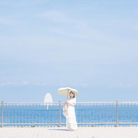 海ほたる西展望デッキで日傘をさす女性と青空の写真