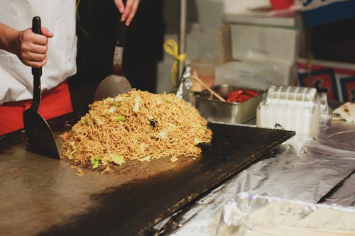 屋台で作る山盛り焼きそば