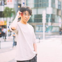 都市部の広場でARグラスを装着して街を散策する男性の写真