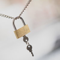 セキュリティが皆無のチェーンに繋がれた南京錠と鍵の写真