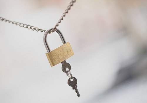 セキュリティが皆無のチェーンに繋がれた南京錠と鍵
