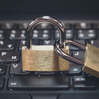 キーボード上のダブルロック：セキュリティと情報保護を象徴する南京錠の写真