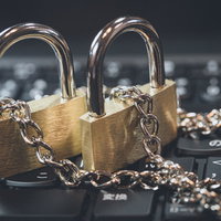 キーボードの上で鎖でつながる二段階認証のロックの写真