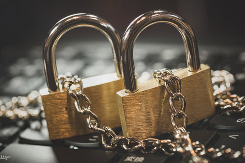 チェーンで繋がれた南京錠のセキュリティロック機構