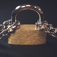 2本の鎖で繋がれた金色の南京錠とセキュリティ対策の写真