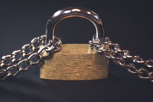 2本の鎖で繋がれた金色の南京錠とセキュリティ対策
