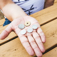 手のひらに乗せた108円の硬貨 - 消費税と軽減税率の説明用の写真