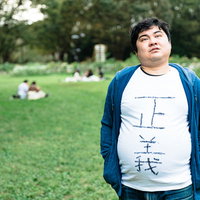 あー、いいことしたわー（正義マン）公園で散歩中の写真