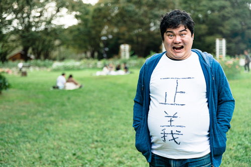 街角で悪を見つける正義マン、公園で善意の笑顔