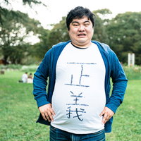 お腹を突き出す正義マン｜メタボ体型の男性キャラクターの写真