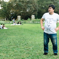 正義マンは場所を問わず公園でも現れる白Tシャツ姿の写真