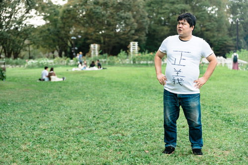 正義マンは場所を問わず公園でも現れる白Tシャツ姿