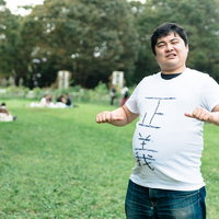 My name is SEIGI MAN〜公園で堂々とポーズを決める男性の写真