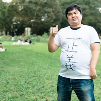 自分の考えがすべて正しいと思っている半ギレ男性の写真