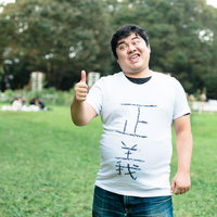 悪意ある正義マン、公園で親指を立てるポーズの写真